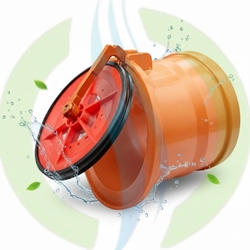 Clapet anti-retour Ø 100 mm HYDRODIV en PVC orange avec clapet de nez ouvert, joint d'étanchéité noir et mécanisme en inox. Protection efficace contre les inondations, les mauvaises odeurs et l'intrusion de rats ou nuisibles dans les canalisations.