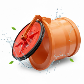 Clapet anti-retour Ø 100 mm HYDRODIV en PVC orange avec clapet de nez ouvert, joint d'étanchéité noir et mécanisme en inox. Protection efficace contre les inondations, les mauvaises odeurs et l'intrusion de rats ou nuisibles dans les canalisations.