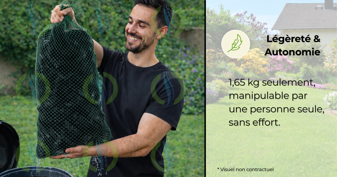 Un utilisateur manipule sans effort un filet filtrant fosse septique Hydrodiv de seulement 1,65 kg. Cette solution légère garantit une autonomie totale et une installation facile dans la micro-station.